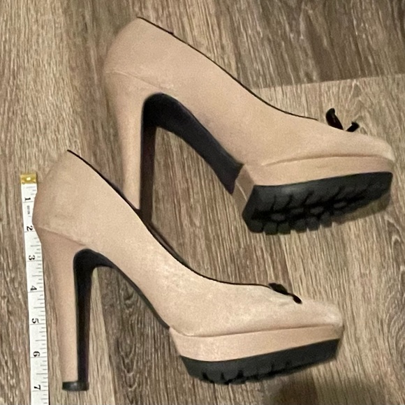 Gorgeous tan suede heels - Picture 6 of 7